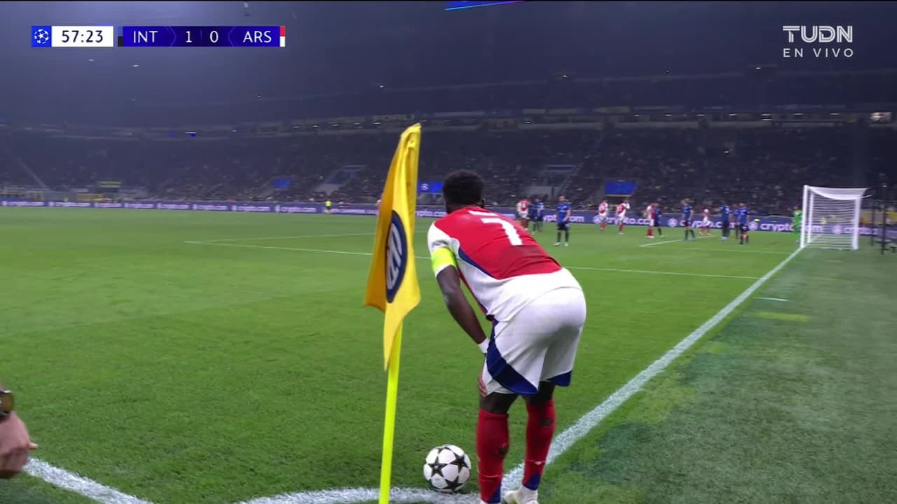 ¡Dumfries salva en la raya el empate del Arsenal!