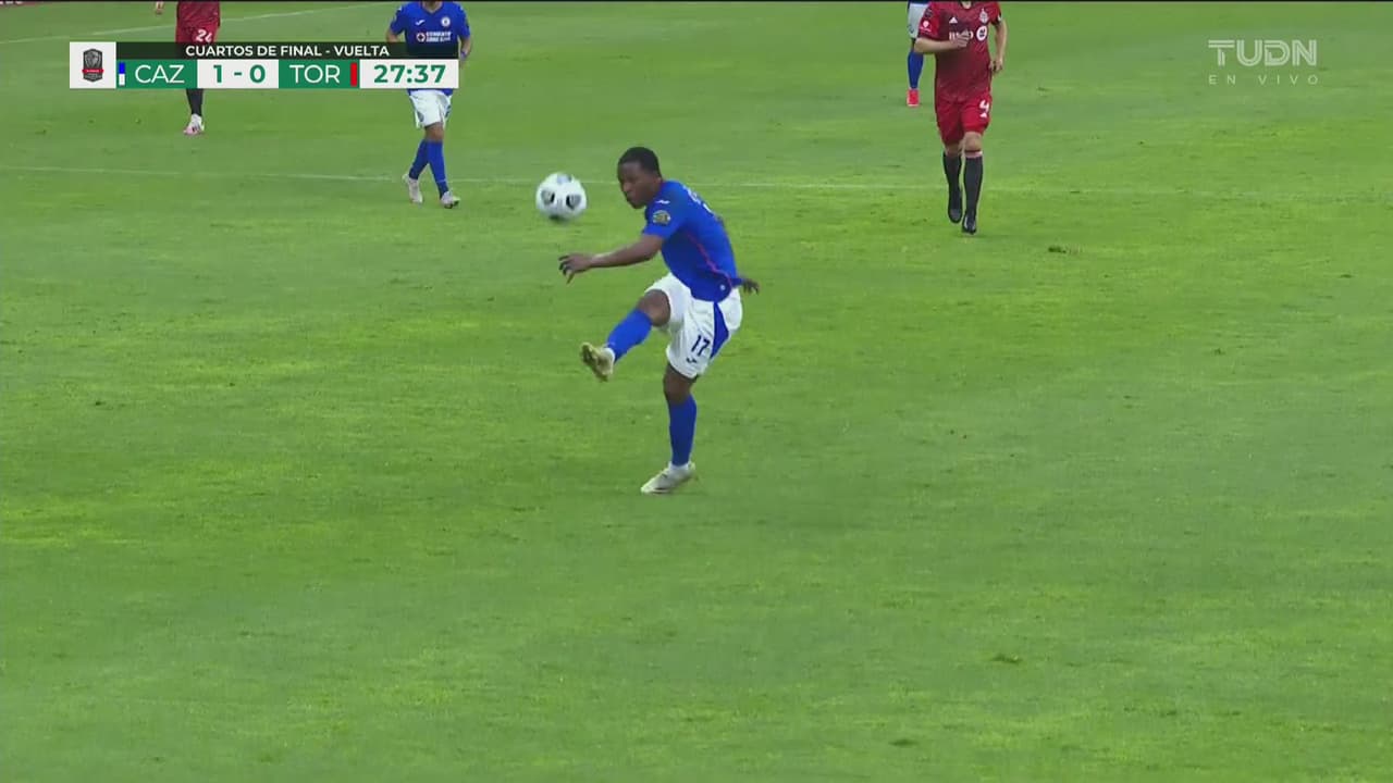 ¡Golazo! Bryan Angulo pone el 1-0 para Cruz Azul colgando al arquero