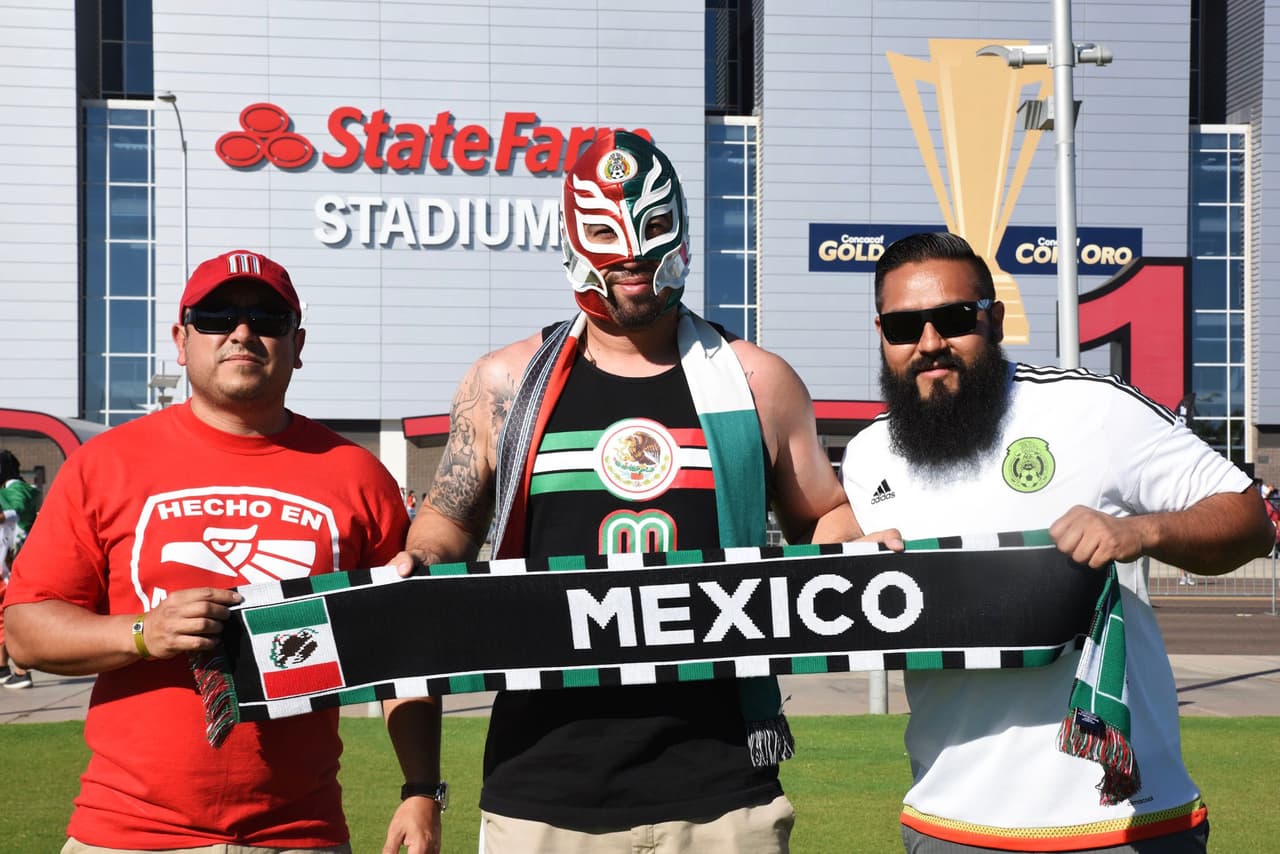 Los aficionados a la Selección Mexicana en Estados Unidos se distinguen por su lealtad, su pasión y su creatividad para mostrar su cariño al Tri. Estos son algunos de los que consideramos verdaderos aficionados, esos que contagian con su entusiasmo y ganas de apoyar. Nuestro reconocimiento para todos ellos.