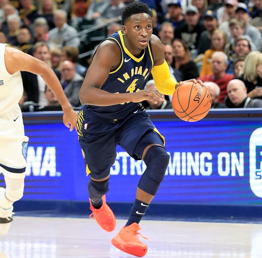 Victor Oladipo, de los Indiana Pacers en el duelo ante los Memphis Grizzlies en Bankers Life Field, usando estos coloridos Jordan, que no son ni negros, ni blancos ni combinan con su uniforme.