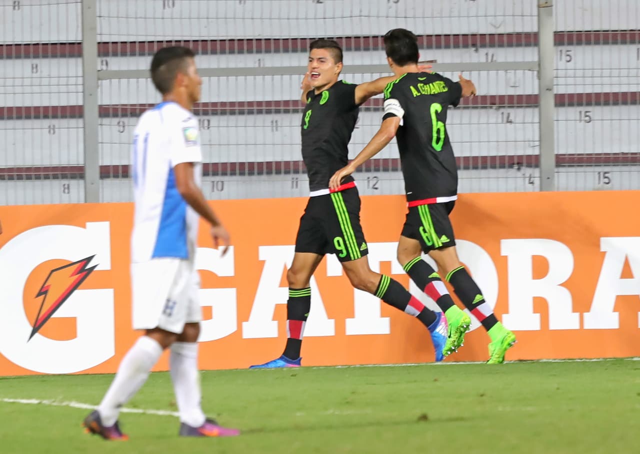Al minuto 67, en el único remate de México directo al arco en todo el partido, Ronaldo Cisneros le dio la victoria al Tri con un extraño cabezazo picado que se le escurrió entre las manos al guardameta hondureño.