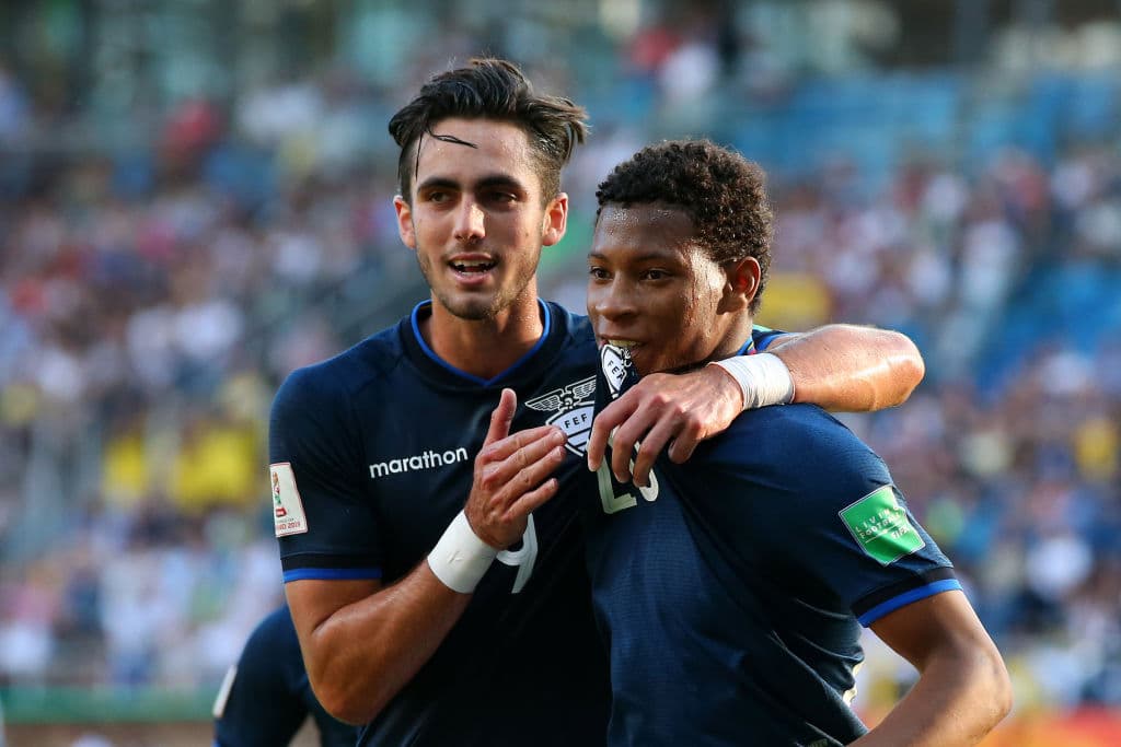 El cobro de Gonzalo Plata al 83' (derecha) se convirtió en el 3-1 con el que Ecuador aseguró su victoria y clasificación.