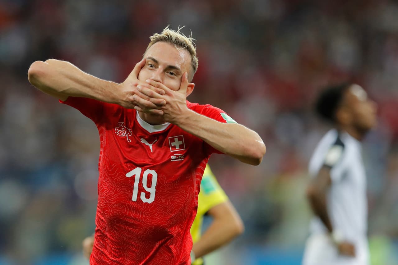 Denis Zaharia manda un cnetro raso al área y Josip Drmic (19) llegó puntual a la cita con el esférico para marcar el 2-1 a los 88 minutos del partido. Suiza confirmaba su gran Mundial.