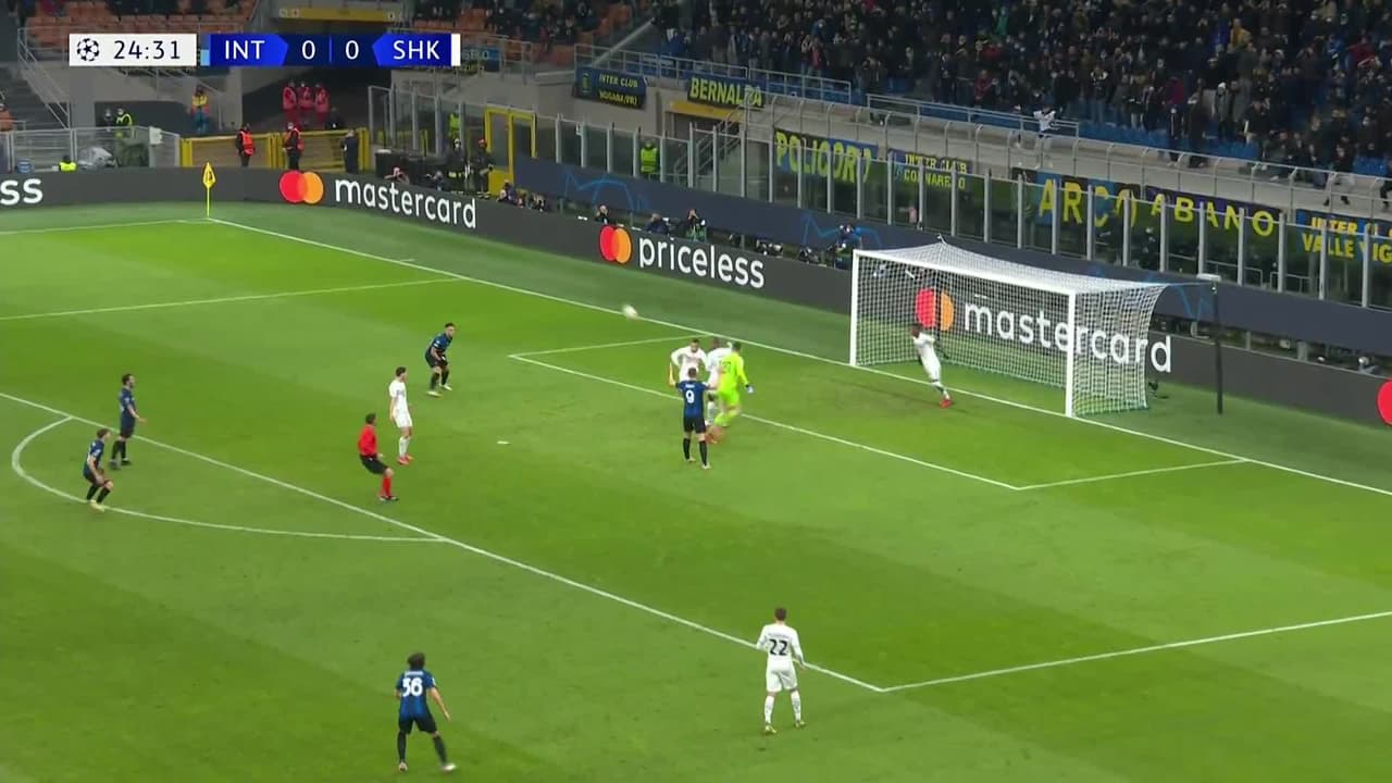 ¡TIRO ATAJADO! disparo por Edin Dzeko.