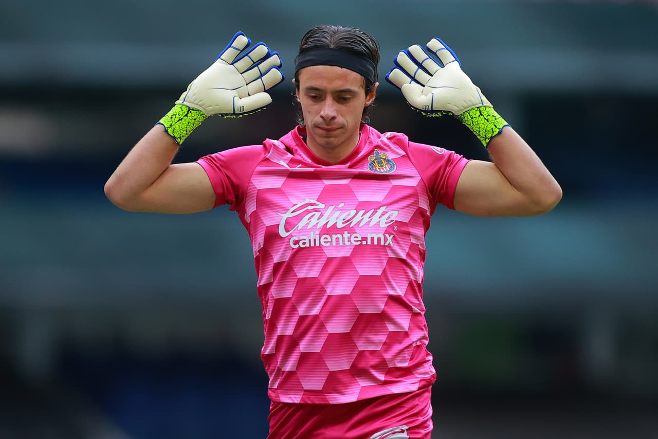 Toño Rodríguez fue el héroe para Chivas, ya que atajó al menos dos remates con pinta de gol.