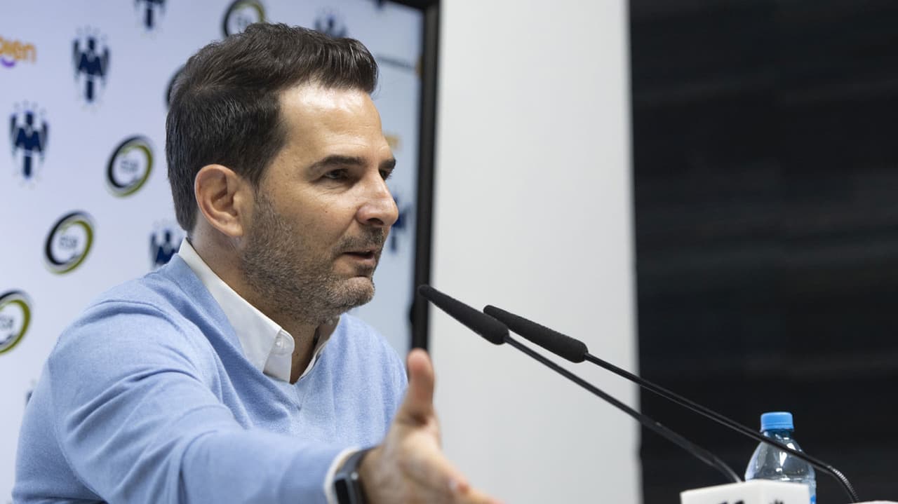 'Bajan' a Pizarro del avión para viajar a Aguascalientes