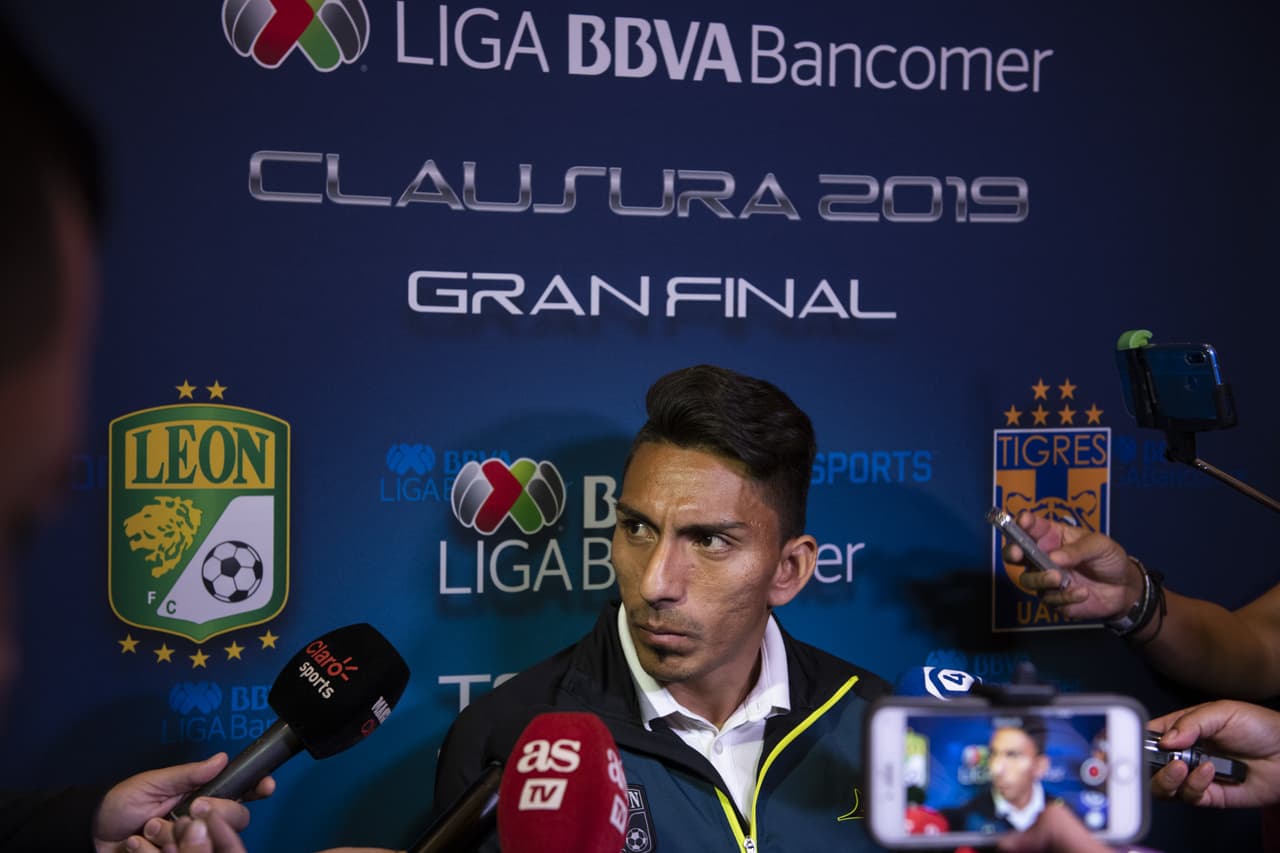 Estas son las mejores imágenes del Día de Medios que sostuvieron Ricardo 'Tuca' Ferretti, entrenador de Tigres, Ignacio Ambriz, técnico del Léon, y algunos de sus futbolistas como Carlos Salcedo, Guido Pizarro, Eduardo Vargas, Luis Montes, Ángel Mena o Fernando Navarro, entre otros, un día antes del Juego de Ida de la Final del Clausura 2019 de la Liga MX, que se efectuará en Monterrey.