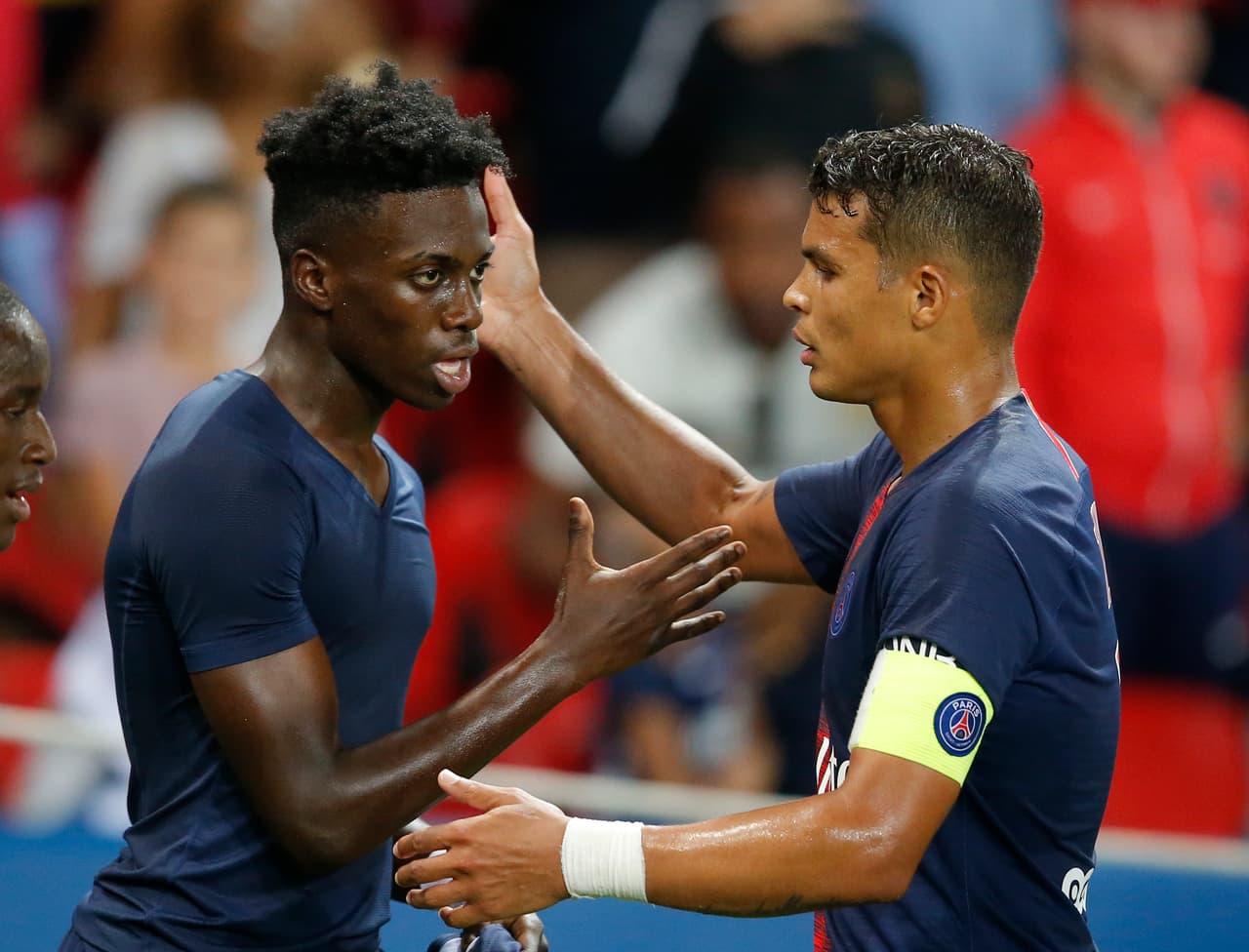 Thiago Silva (der) felicita a Timothy Weah por el gol que marcó en su presentación como jugador del PSG, hijo del legendario jugador de Liberia. El PSG derrotó 3-0 al modesto SM Caen.