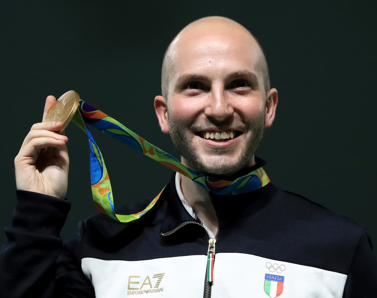 Italiano Campriani gana oro con récord olímpico en final 50m rifle