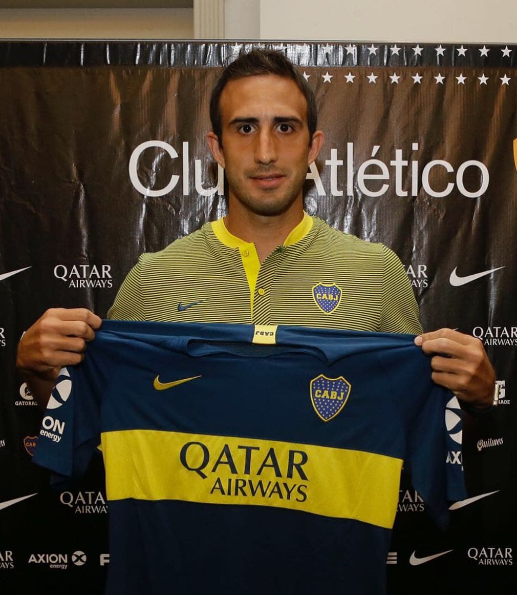 Actualmente, Carlos Izquierdoz juega para Boca Juniors, donde acaba de salir campeón en la última fecha arrebatándole el torneo a River Plate en la última fecha.