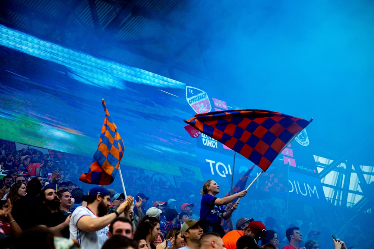 Llueva o truene -y durante el fin de semana la frase tuvo un significado más que literal- los aficionados estuvieron allí.
<br>