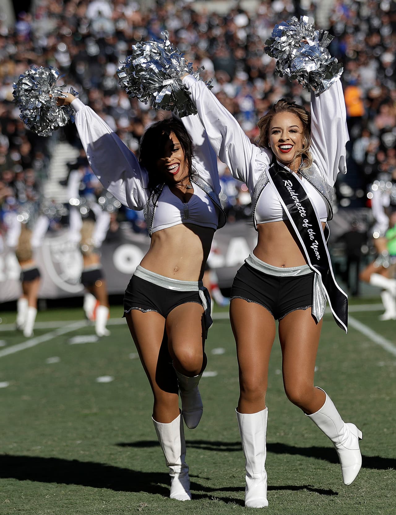 Las sensuales animadoras de la NFL le dieron alegría, belleza y energía al espectáculo del fútbol americano estadounidense en su Semana 13 de competencia, en un condimento único para el público.