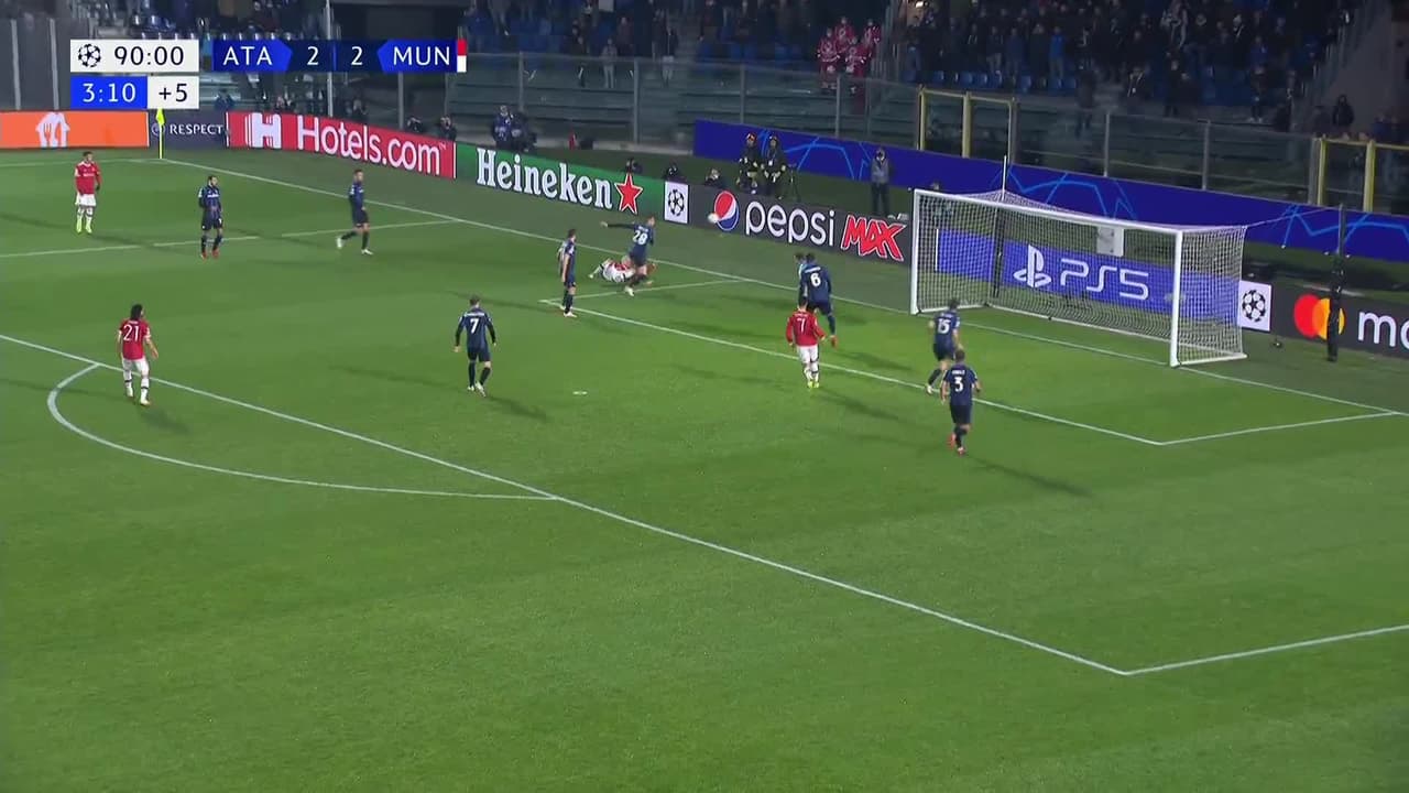 ¡TIRO ATAJADO! disparo por Donny van de Beek.