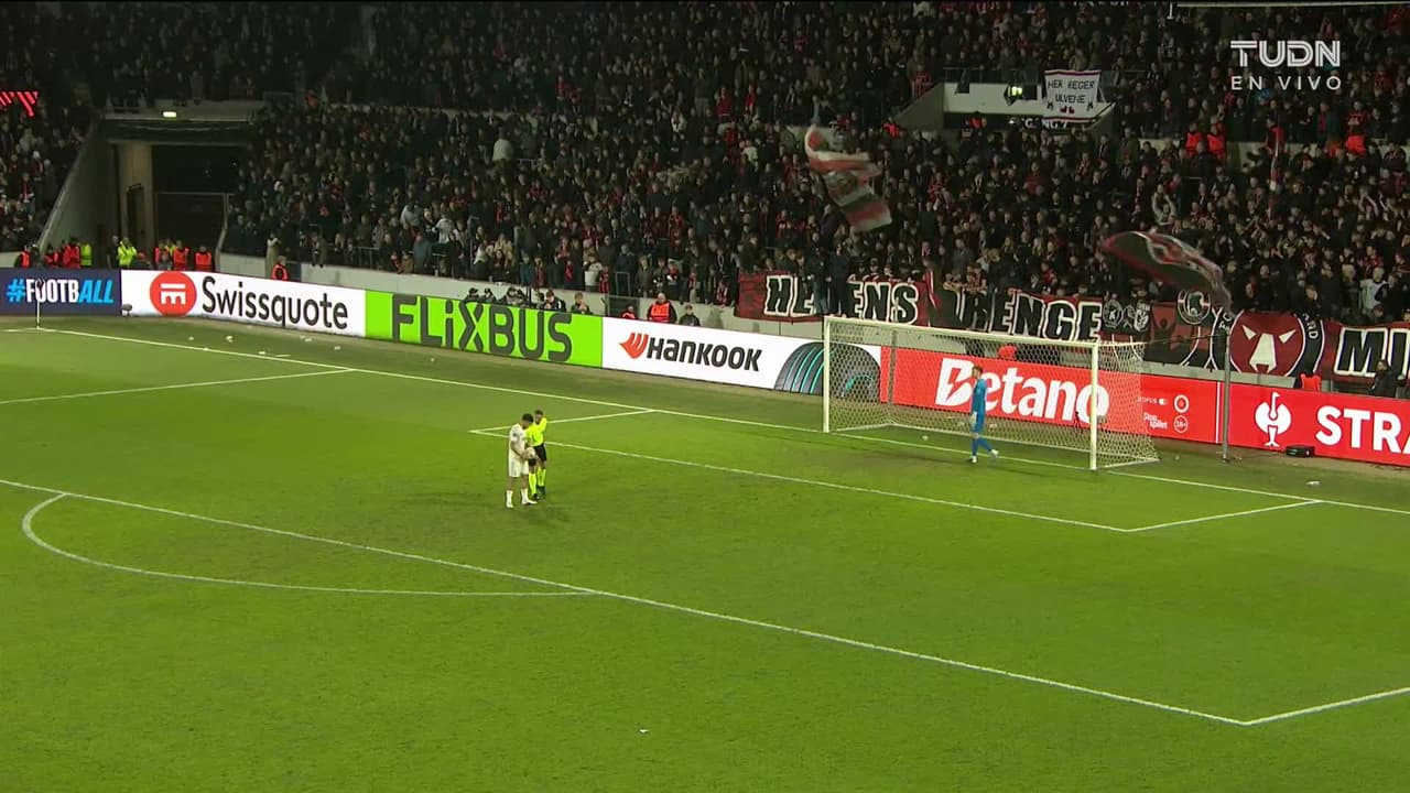 ¡GOL!  anota para Nottingham Forest. Morgan Gibbs-White