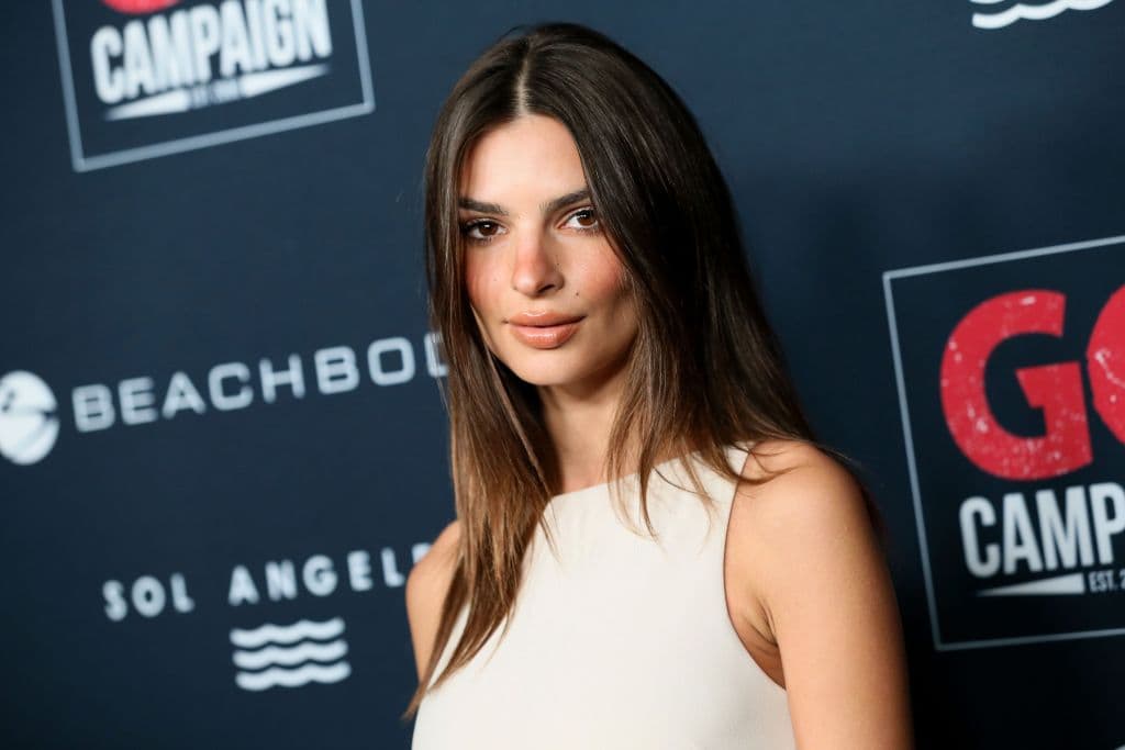 Recientemente, la supermodelo Emily Ratajkowski confesó que Low le pagó $25 mil dólares por ser su acompañante durante un Super Bowl.