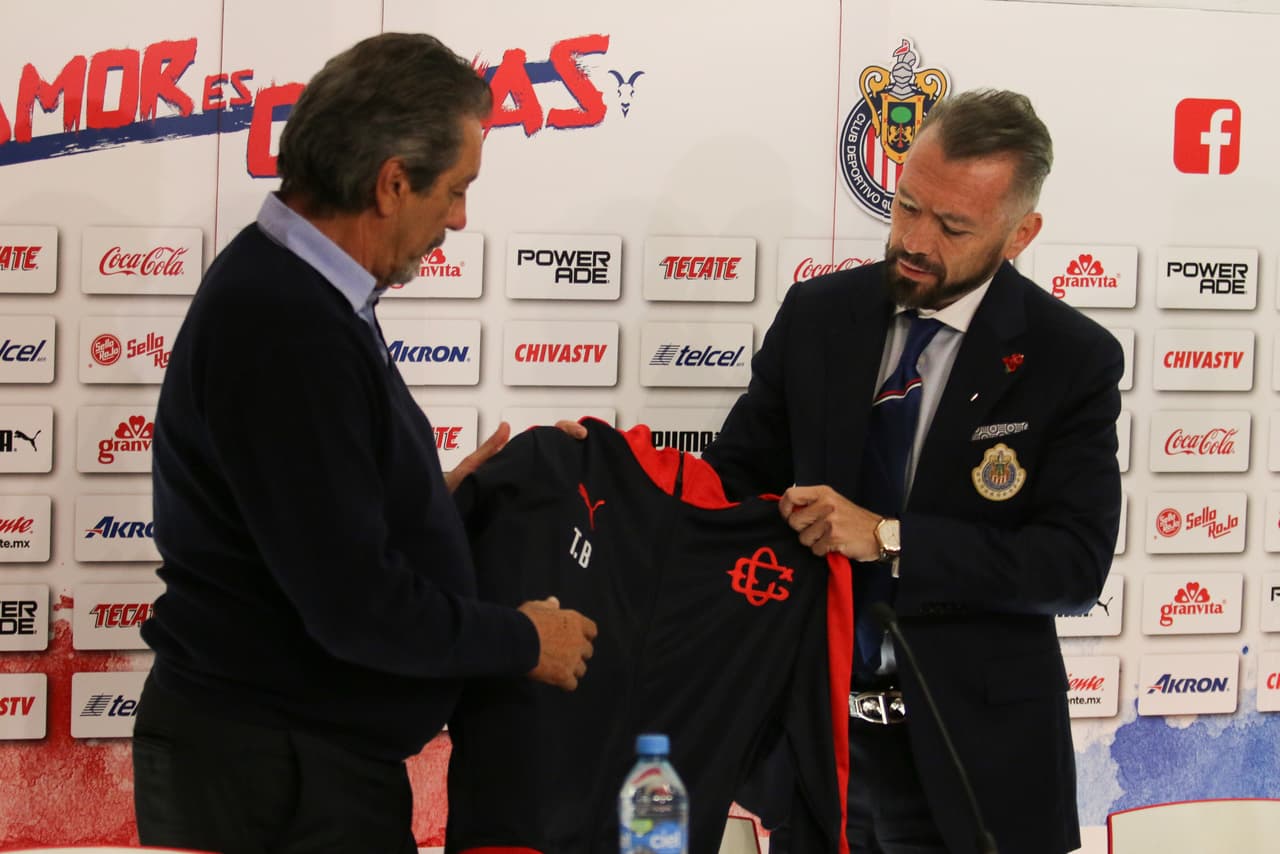 El momento en el que le entregan a Boy una prenda, su primera, que tiene que ver con los nuevos colores.