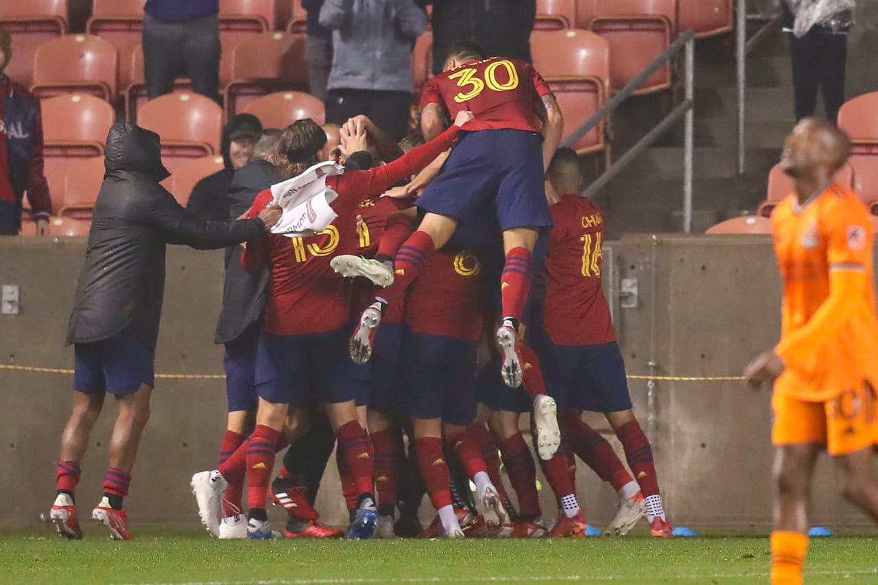 Un marcador que pone a Salt Lake en la quinta posición en el Oeste, y relega a Houston a los últimos escalones de la Conferencia Oeste.
<br>