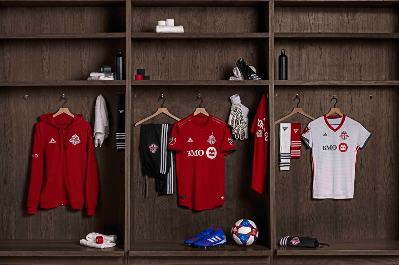 Clasicismo en todas las prendas oficiales del club escarlata. (Toronto FC)