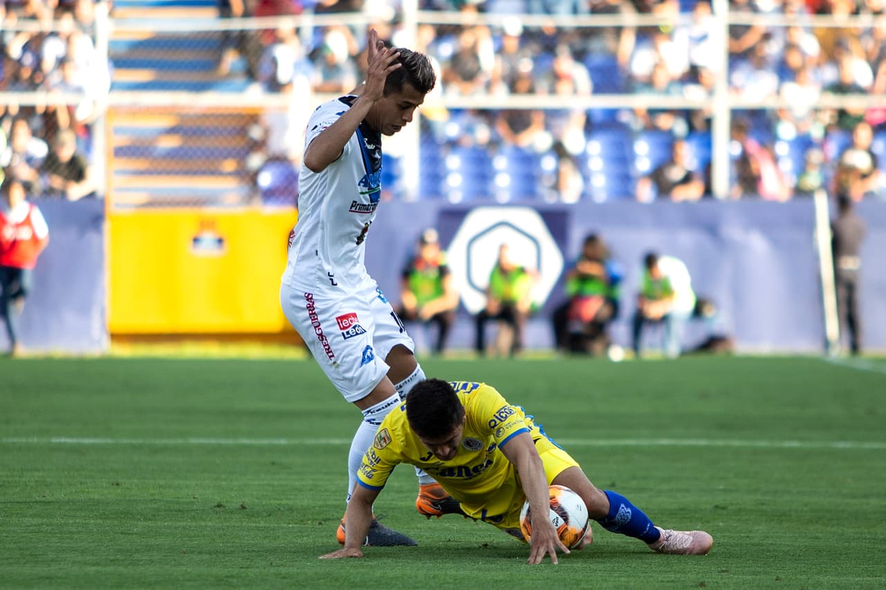 Pese a la superioridad en la plantilla del San Luis, el Celaya no se arredró y buscó el gol del empate, aunque sin éxito, en la primera mitad y así, con el gol del argentino, se fueron al descanso.