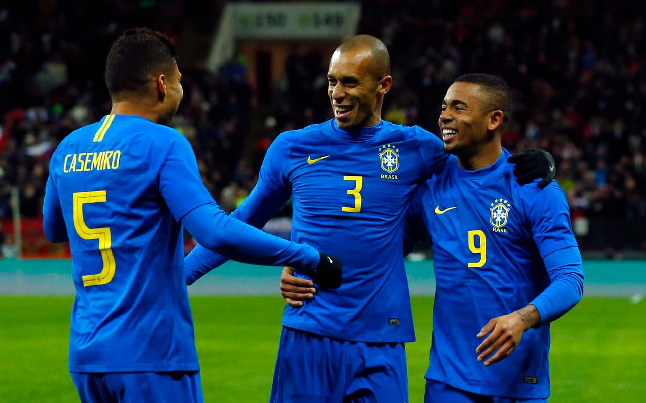 El portero ruso dejó suelto un rebote y el defensor aprovechó para mandar la pelota al fondo del arco de pierna izquierda.