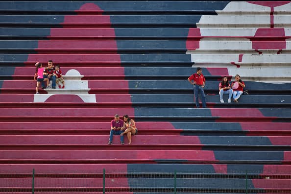 En las gradas los aficionados no mostraron mucha ilusión previo al cotejo.
