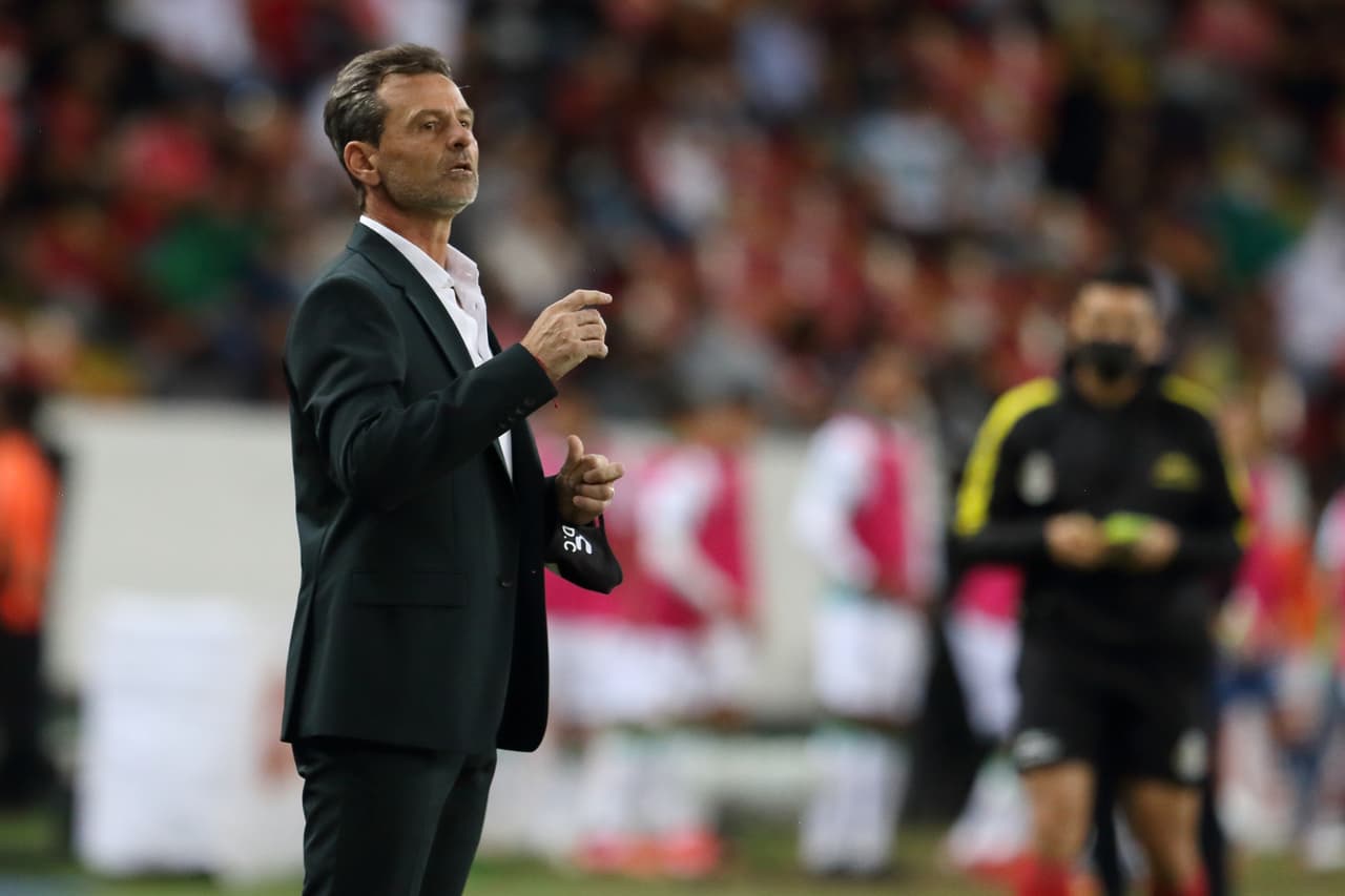 Diego Cocca dió indicaciones.