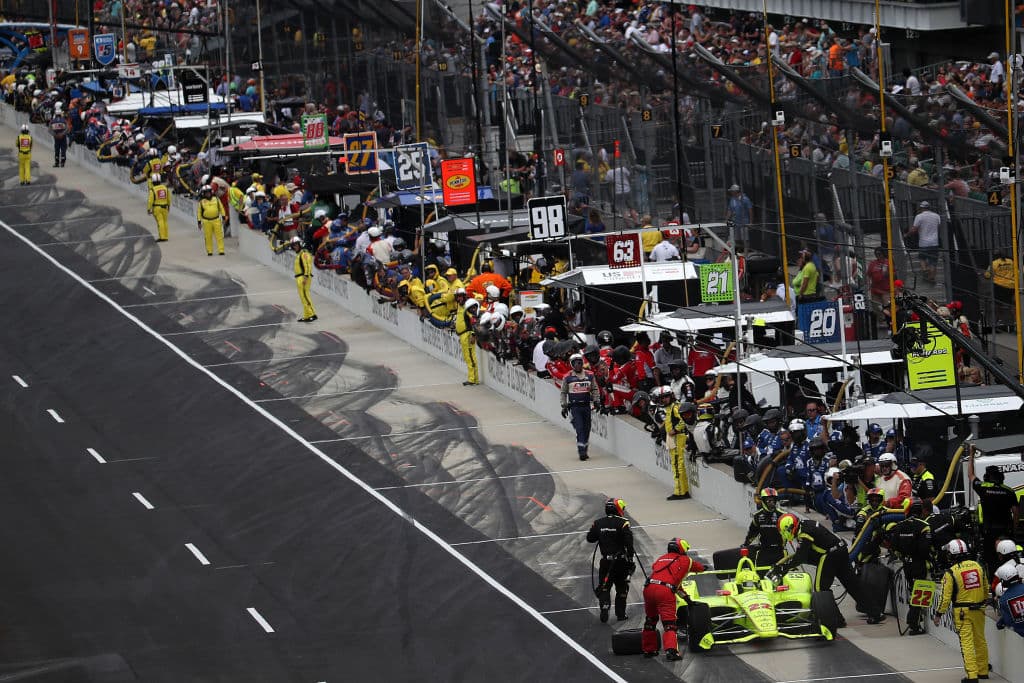 El francés Simon Pagenaud lideró en 116 de las 200 vueltas para coronarse campeón de la edición 108 de la carrera que corresponde a la IndyCar Series. Pagenaud es el primer francés desde que lo hiciera Rene Thomas en 1914. En Indianapolis se registran cinco ganadores franceses, aunque Gil de Ferran en 2003 y Gaston Chevrolet en 1920, aunque nacieron en Francia, se les tiene tomados en cuenta como de otras nacionalidades. Estas son las mejores imágenes de la carrera y los festejos de Pagenaud del equipo de Roger Penske.