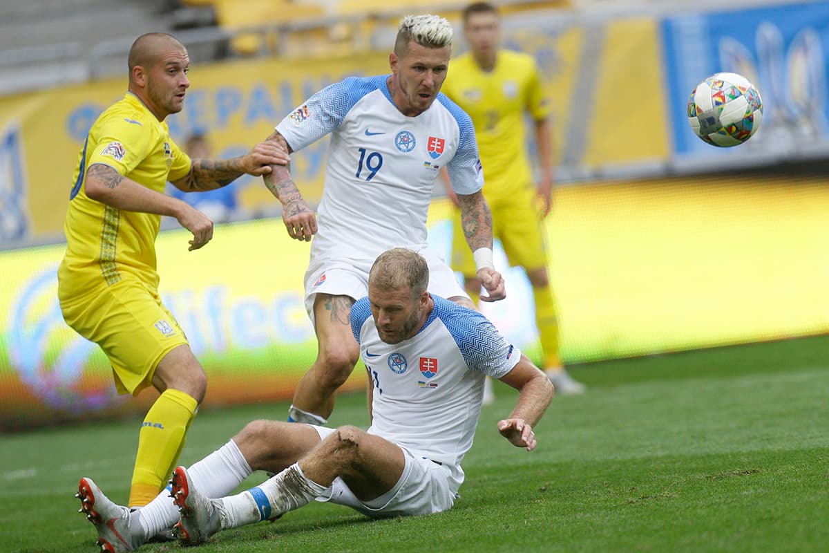 Gran parte del partido tuvo disputa del balón en el centro del campo, donde Ucrania logró predominar.