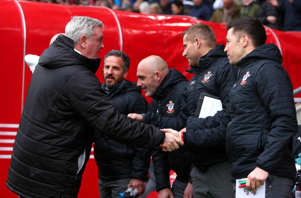 Steve Bruce, manager del Newcastle United saluda de mano a Ralph Hasenhüttl y todos los entrenadores del Southampton.