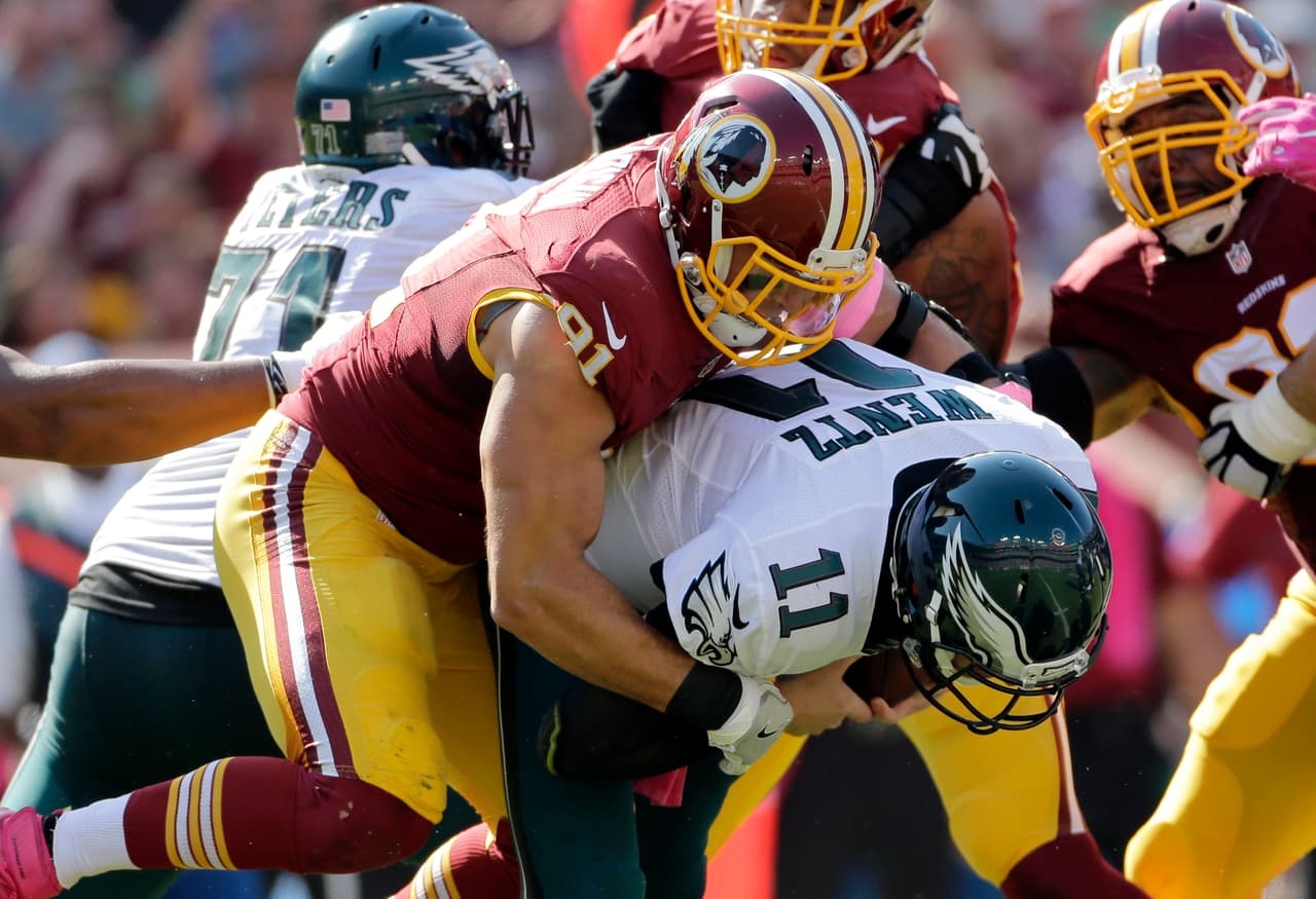 <a href="http://www.nfl.com/player/ryankerrigan/2495190/profile" target="_blank"><b>Ryan Kerrigan, OLB – Washington Redskins</b></a>
<br>El linebacker ayudó a la defensiva de los Redskins a minimizar el ataque aéreo de los Eagles, al capturar a Carson Wentz en dos ocasiones de las cinco que tuvo en total la defensiva de los ‘Pieles Rojas’.