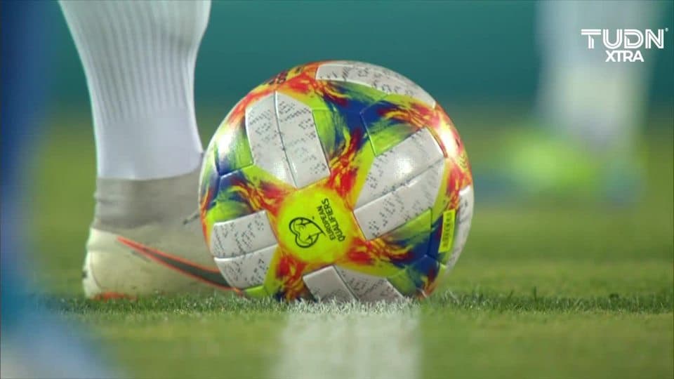 Arranca el partido y la pelota está en juego.