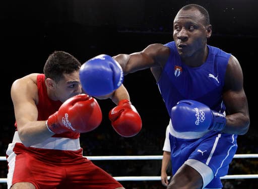 Erislandy Savón venció al argentino Yamil Peralta y pasó a semifinales de boxeo