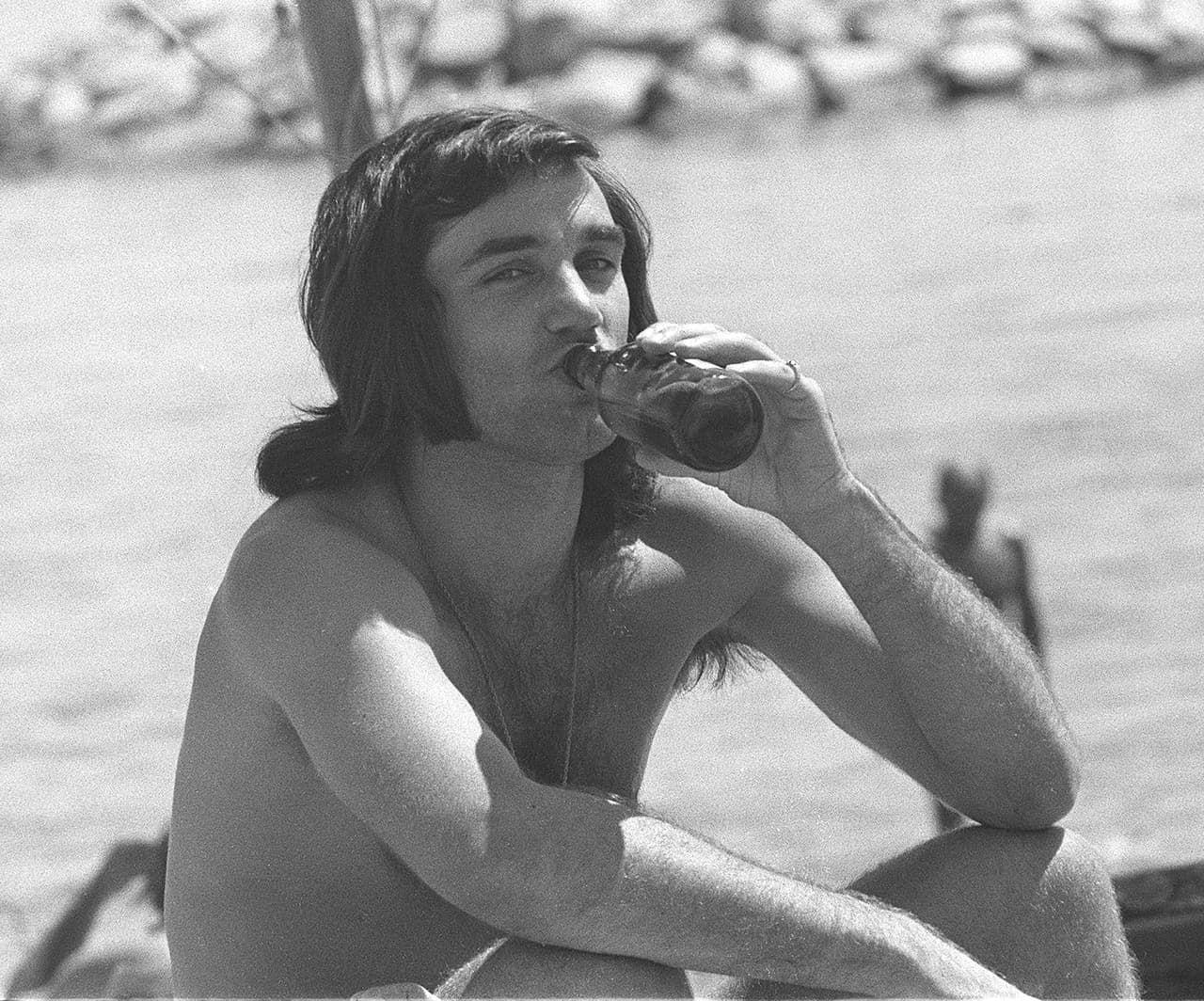 George Best fue un jugador muy virtuoso, pero sus excesos con las mujeres y el alcohol, lo llevaron a faltar constantemente a entrenamientos y sus actuaciones eran cada vez peor.