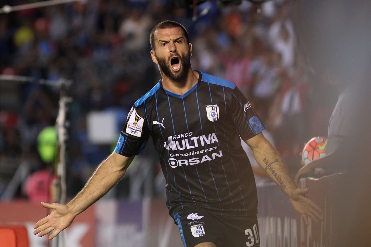 Emanuel Villa, el delantero de Gallos del Querétaro se destapó con un hat-trick ante Cruz Azul para ser reconocido como el mejor delantero de la jornada.