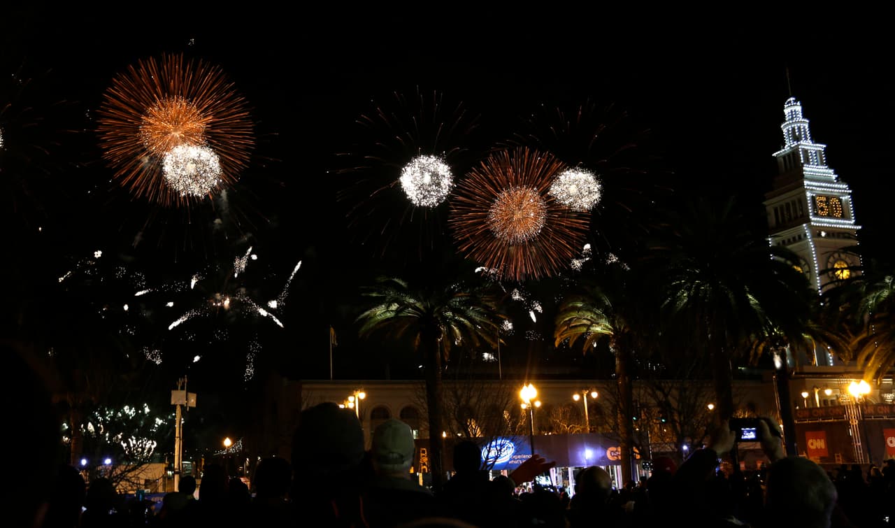 Por segunda vez en la historia, el 'Área de la Bahía' recibe un Super Bowl y la mejor manera de recibirlo fue con un espectáculo de fuegos artificiales en el icónico Golden Gate, he aquí las mejores imágenes.