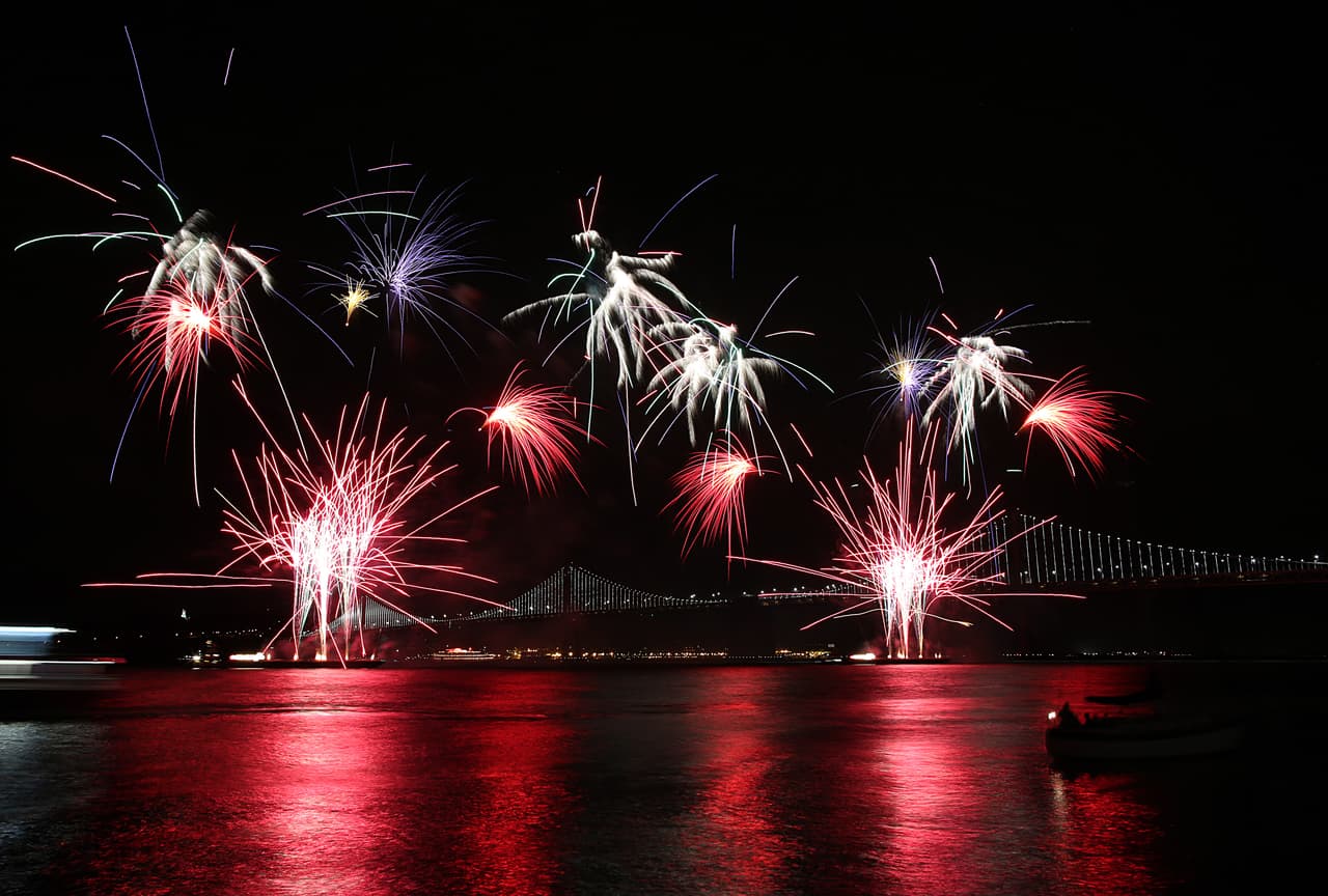 Por segunda vez en la historia, el 'Área de la Bahía' recibe un Super Bowl y la mejor manera de recibirlo fue con un espectáculo de fuegos artificiales en el icónico Golden Gate, he aquí las mejores imágenes.