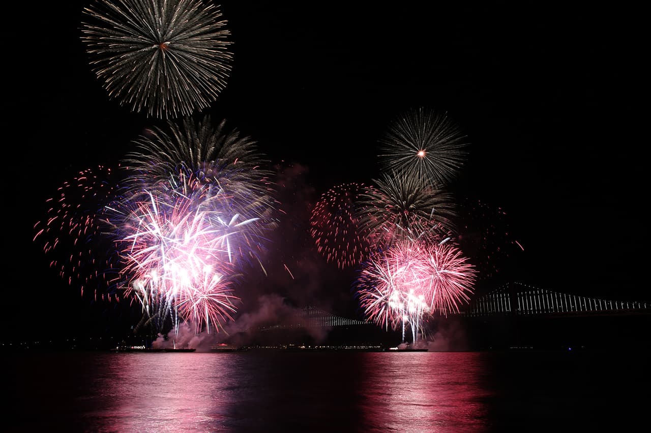Por segunda vez en la historia, el 'Área de la Bahía' recibe un Super Bowl y la mejor manera de recibirlo fue con un espectáculo de fuegos artificiales en el icónico Golden Gate, he aquí las mejores imágenes.
