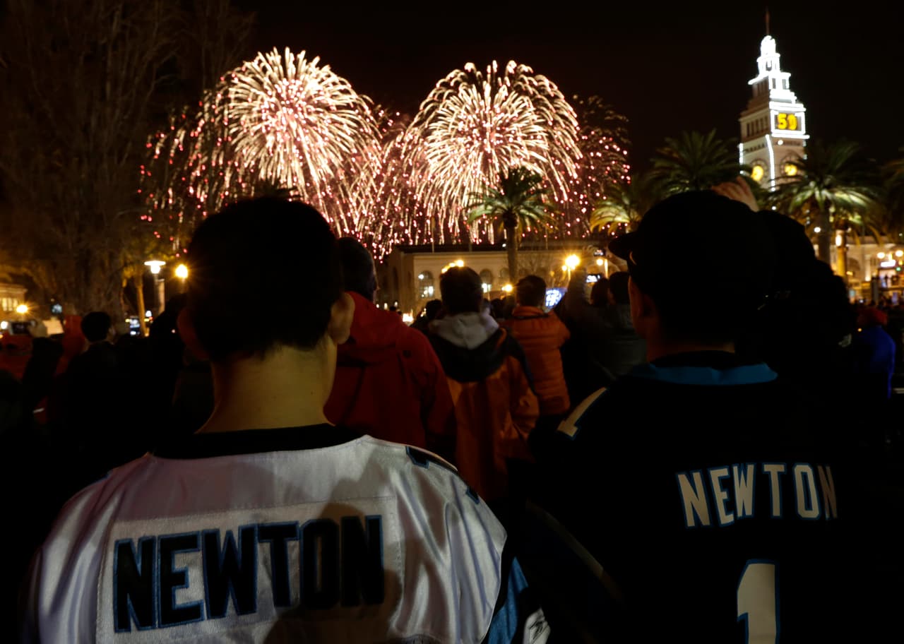 Por segunda vez en la historia, el 'Área de la Bahía' recibe un Super Bowl y la mejor manera de recibirlo fue con un espectáculo de fuegos artificiales en el icónico Golden Gate, he aquí las mejores imágenes.