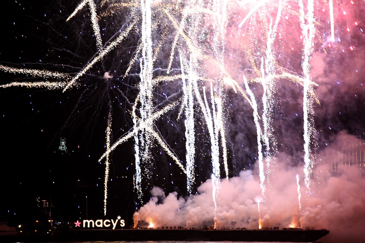 Por segunda vez en la historia, el 'Área de la Bahía' recibe un Super Bowl y la mejor manera de recibirlo fue con un espectáculo de fuegos artificiales en el icónico Golden Gate, he aquí las mejores imágenes.