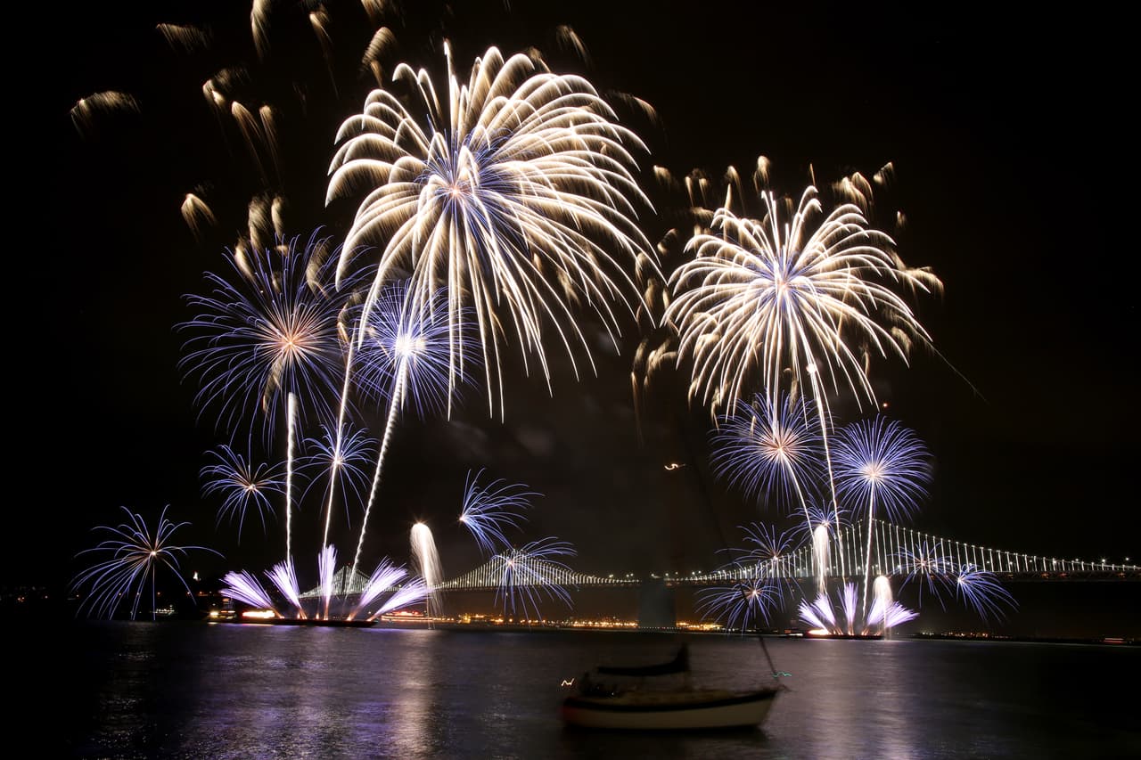 Por segunda vez en la historia, el 'Área de la Bahía' recibe un Super Bowl y la mejor manera de recibirlo fue con un espectáculo de fuegos artificiales en el icónico Golden Gate, he aquí las mejores imágenes.