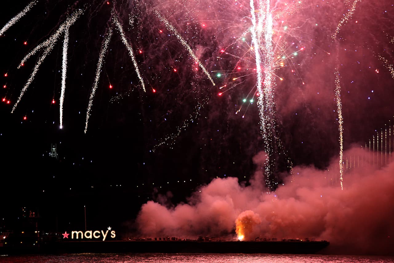 Por segunda vez en la historia, el 'Área de la Bahía' recibe un Super Bowl y la mejor manera de recibirlo fue con un espectáculo de fuegos artificiales en el icónico Golden Gate, he aquí las mejores imágenes.