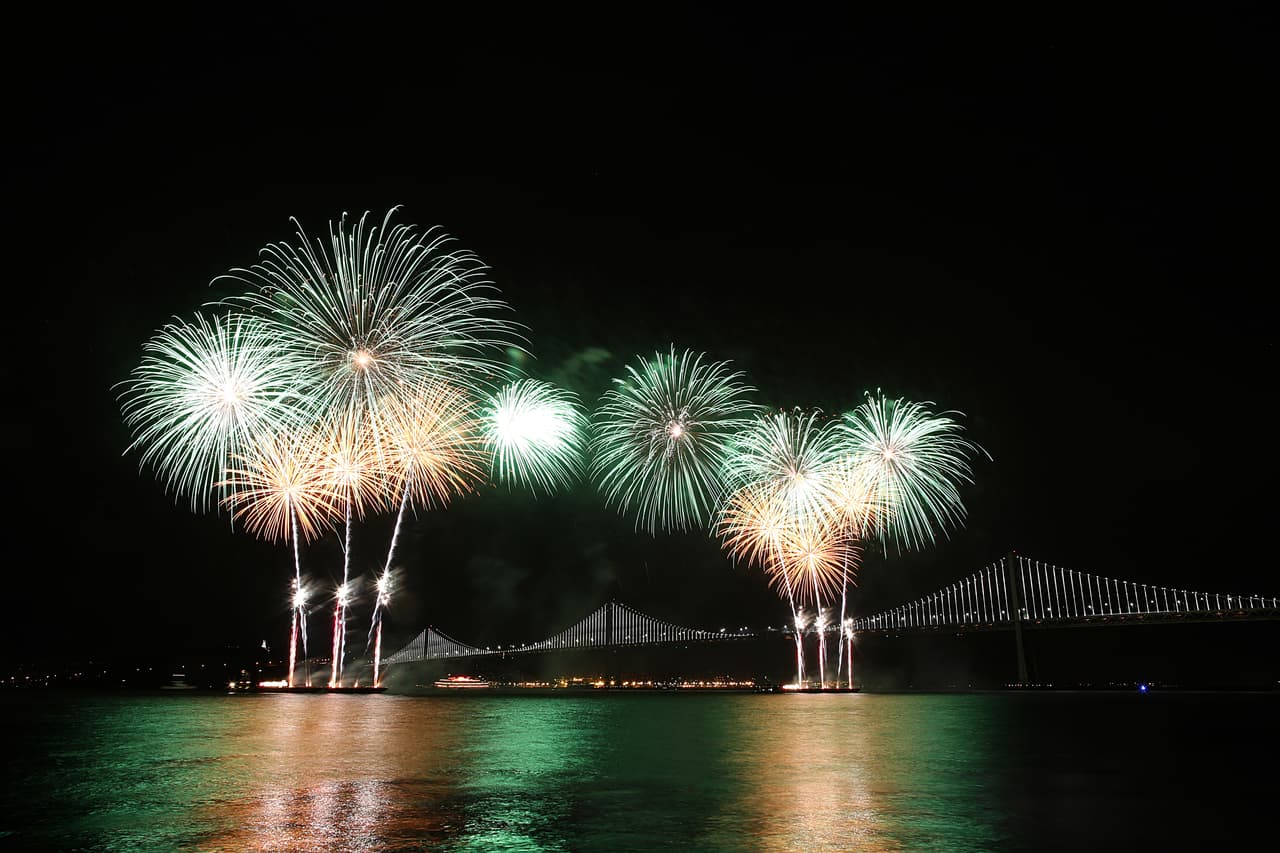 Por segunda vez en la historia, el 'Área de la Bahía' recibe un Super Bowl y la mejor manera de recibirlo fue con un espectáculo de fuegos artificiales en el icónico Golden Gate, he aquí las mejores imágenes.