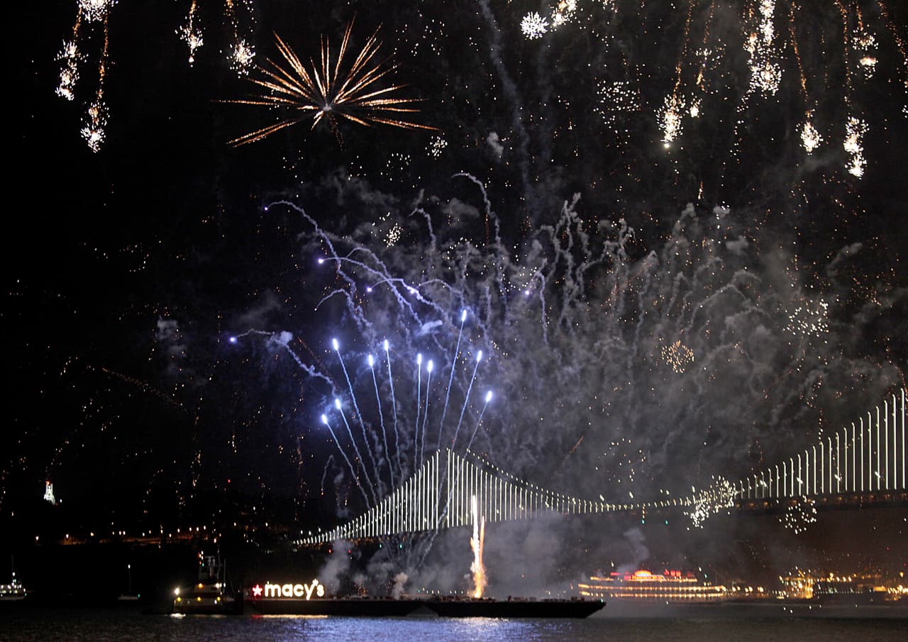 Por segunda vez en la historia, el 'Área de la Bahía' recibe un Super Bowl y la mejor manera de recibirlo fue con un espectáculo de fuegos artificiales en el icónico Golden Gate, he aquí las mejores imágenes.
