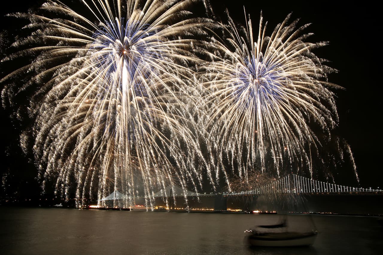 Por segunda vez en la historia, el 'Área de la Bahía' recibe un Super Bowl y la mejor manera de recibirlo fue con un espectáculo de fuegos artificiales en el icónico Golden Gate, he aquí las mejores imágenes.