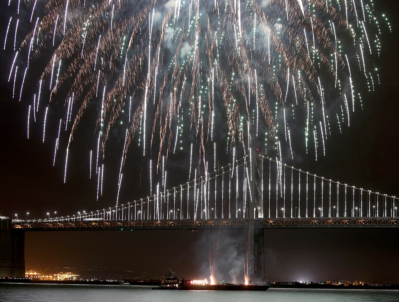 Por segunda vez en la historia, el 'Área de la Bahía' recibe un Super Bowl y la mejor manera de recibirlo fue con un espectáculo de fuegos artificiales en el icónico Golden Gate, he aquí las mejores imágenes.