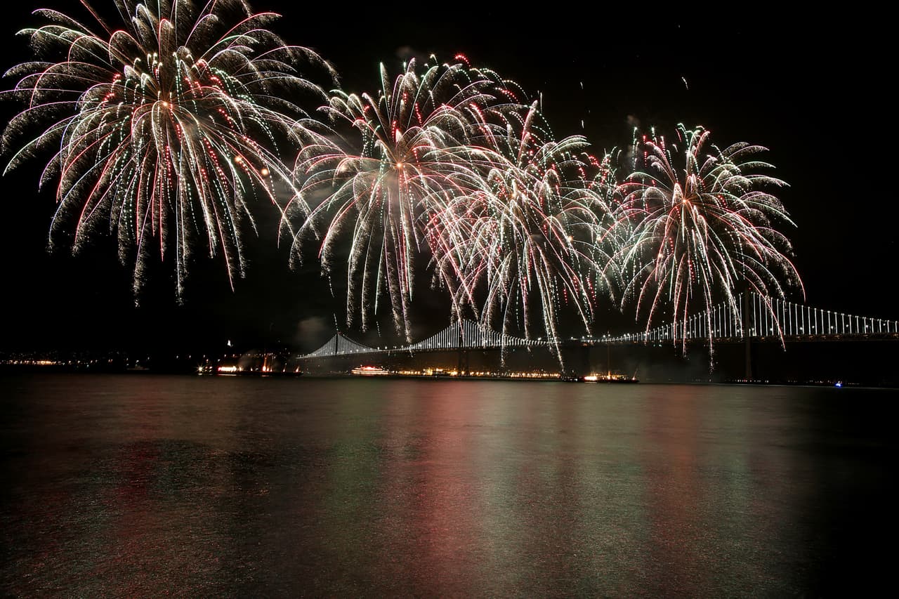 Por segunda vez en la historia, el 'Área de la Bahía' recibe un Super Bowl y la mejor manera de recibirlo fue con un espectáculo de fuegos artificiales en el icónico Golden Gate, he aquí las mejores imágenes.