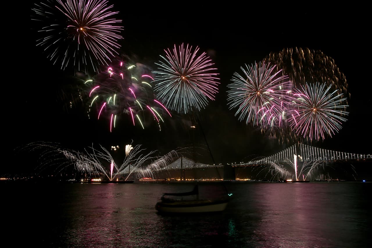 Por segunda vez en la historia, el 'Área de la Bahía' recibe un Super Bowl y la mejor manera de recibirlo fue con un espectáculo de fuegos artificiales en el icónico Golden Gate, he aquí las mejores imágenes.