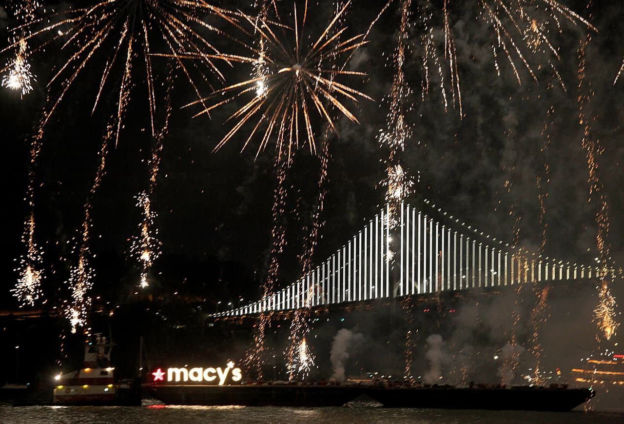 Por segunda vez en la historia, el 'Área de la Bahía' recibe un Super Bowl y la mejor manera de recibirlo fue con un espectáculo de fuegos artificiales en el icónico Golden Gate, he aquí las mejores imágenes.