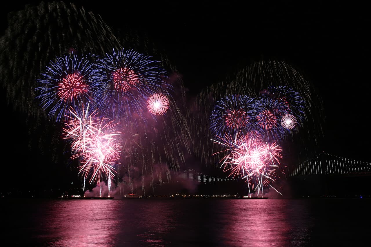 Por segunda vez en la historia, el 'Área de la Bahía' recibe un Super Bowl y la mejor manera de recibirlo fue con un espectáculo de fuegos artificiales en el icónico Golden Gate, he aquí las mejores imágenes.
