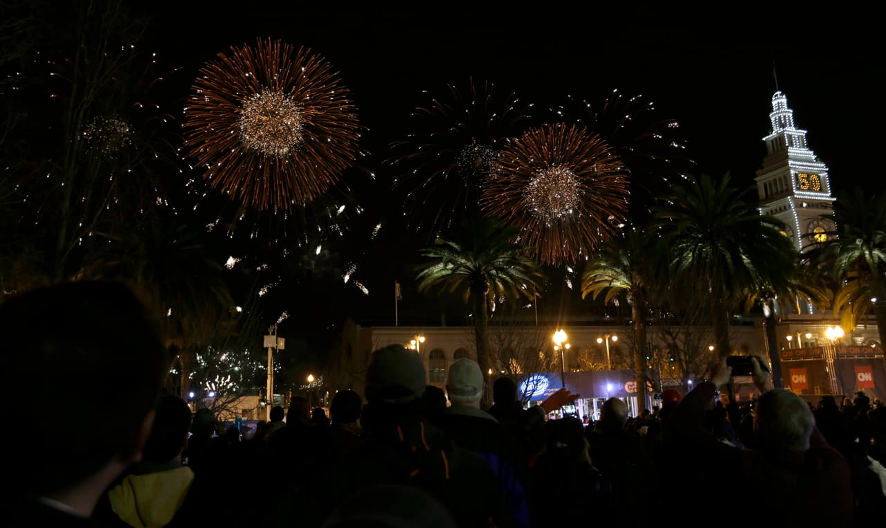 Por segunda vez en la historia, el 'Área de la Bahía' recibe un Super Bowl y la mejor manera de recibirlo fue con un espectáculo de fuegos artificiales en el icónico Golden Gate, he aquí las mejores imágenes.